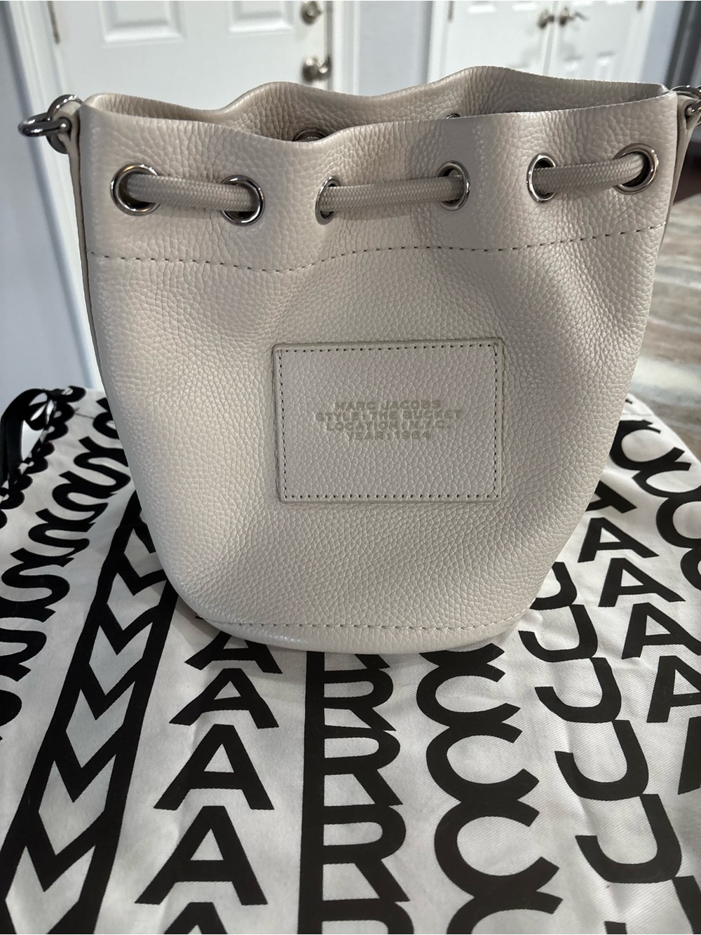 Marc Jacobs Cream Pebbled Leather Drawstring Bucket Bag - Picture 6 of 6